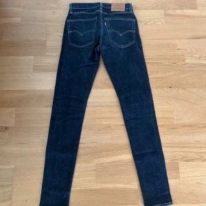 Levis jeans - Ett par jeans i absolut topp skick och som dessutom har en extremt snygg tvätt. Nypriset på dessa jeans ligger på runt 1000kr. Längden på byxorna är 106cm och midjan 36cm jämför gärna med ett par egna och sen är det fritt fram att använda ”köp nu”.