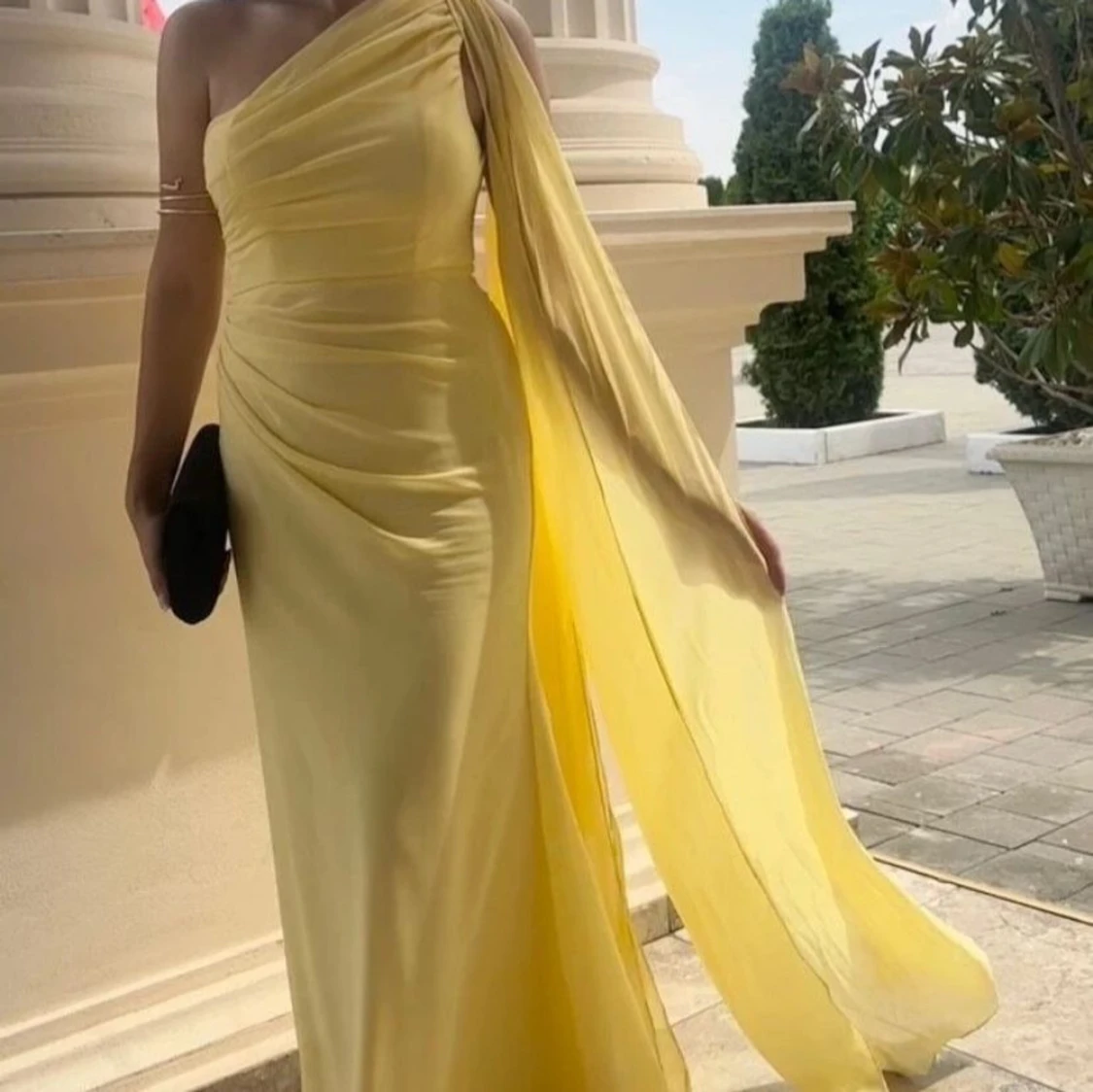 Gul långklänning med oneshoulder - 2