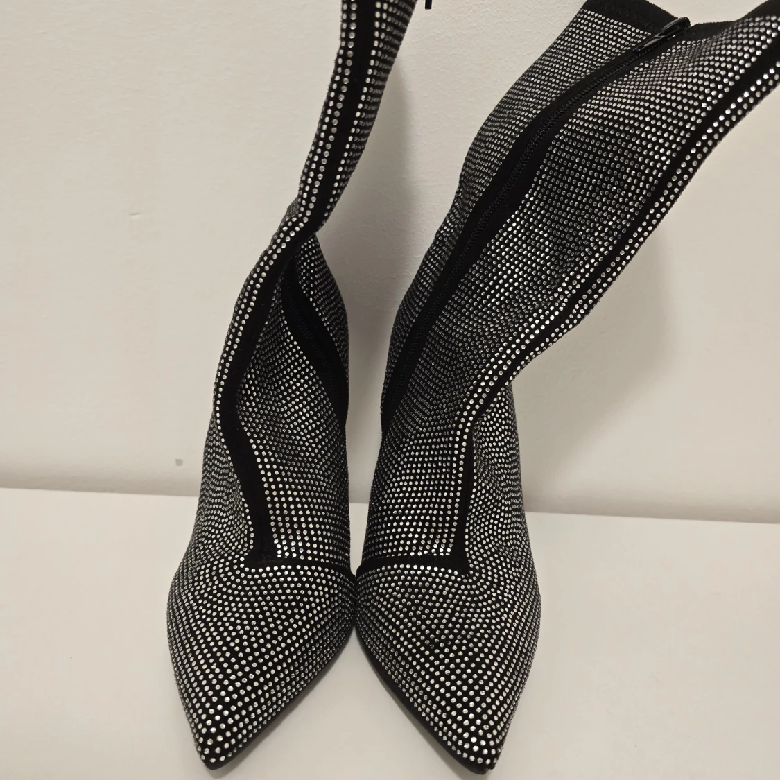 Glittriga svarta stövletter med klack - 1