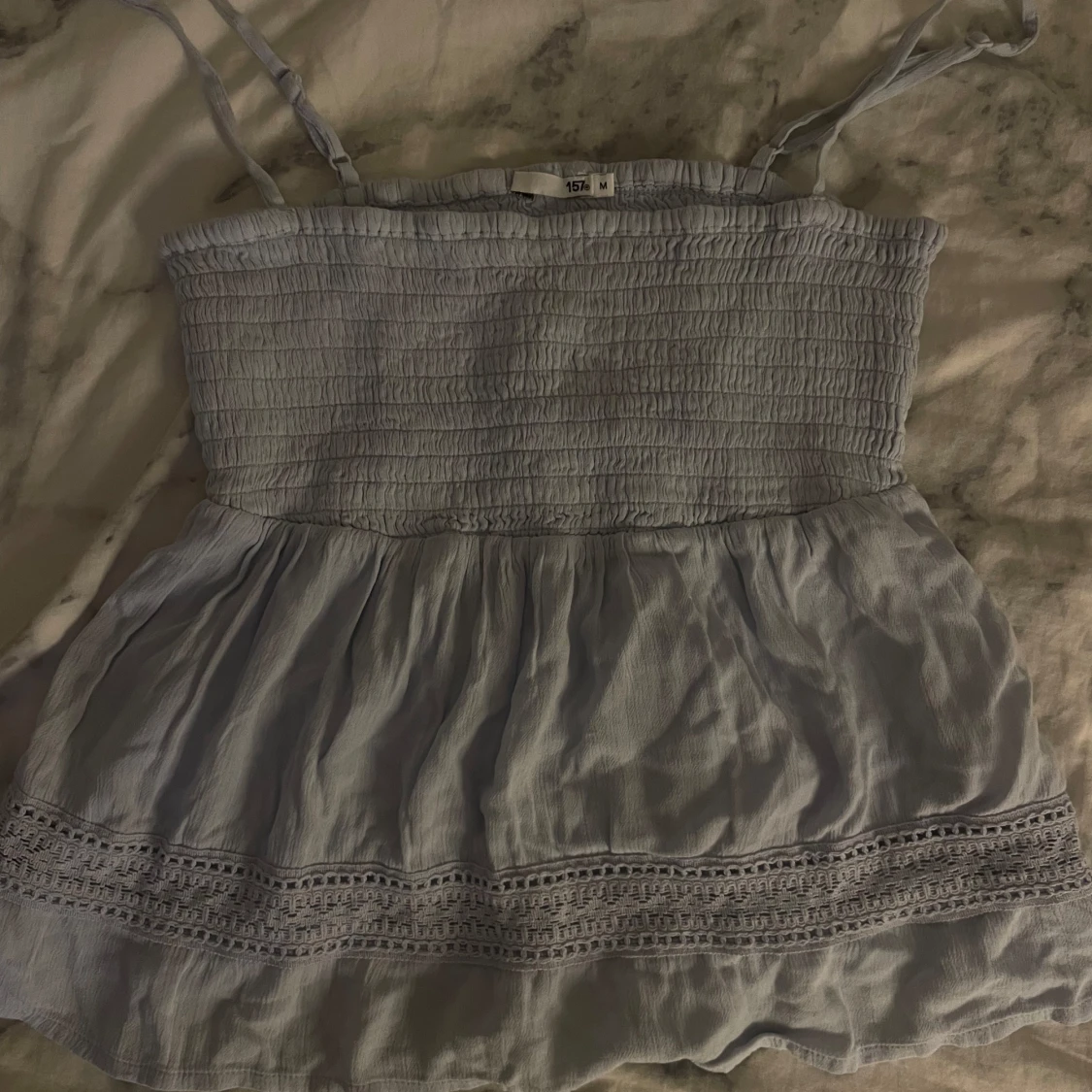 Ljusblå linnetopp med smock