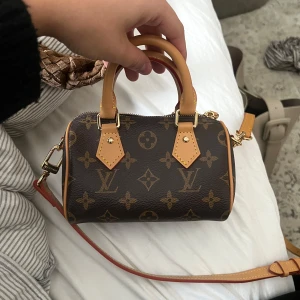 Louis Vuitton nano speedy  - Louis Vuitton nano speedy. Väldigt fint skick. Köptes secondhand så har inget kvitto tyvärr. Därav priset! Bara höra av dig om du har mer frågor!