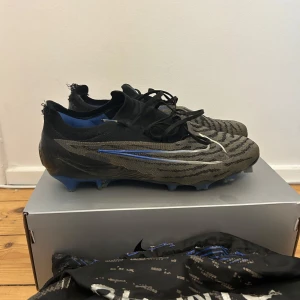 Nike Phantom Elite fotbollsskor  - Säljer nu dessa Elite fotbollsskor med påsen, väldigt bra skick bara att det gått upp på baksidan se på bild 4. Nypris 2500kr