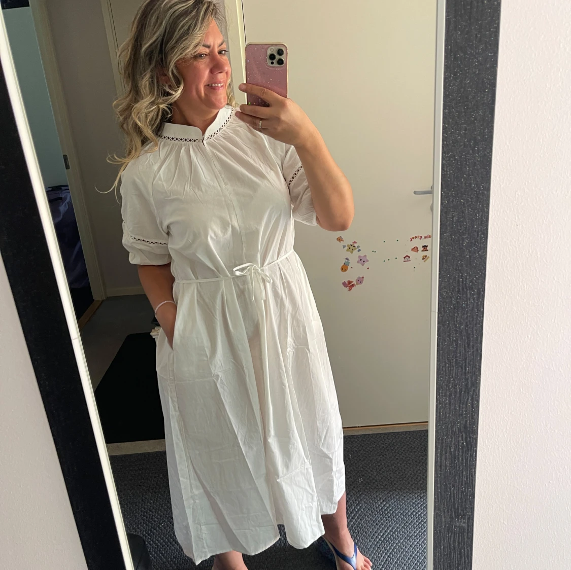 Vit sommarklänning med knytband - 4
