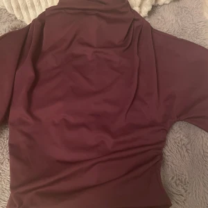 vinröd blus - Använd 1 gång kom privat för bilder hur den sitter på super fin!!