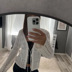 ny virkad kofta! - helt ny! aldrig använd 🥰 jätte fin och skön! nypris 400