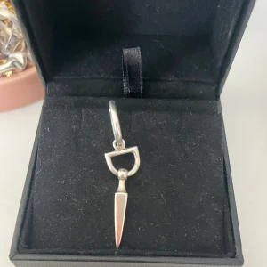 INTRESSEKOLL  - jättefint örhänge från Maria Nilsdotter, bitten earing. Nypris är 2 295 kr. Bra skick inga defekter men använt. Kollar vad jag kan få men säljer inte för mindre än 1200kr som endast är okej vid snabb affär❤️😇