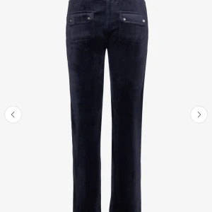 Mörkblå Juicy Couture byxor  - Snygga mörkblå Juicy Couture byxor med raka ben och coola fickor både fram och bak. Byxorna har snörning i midjan för extra skön passform och en klassisk, avslappnad look. 