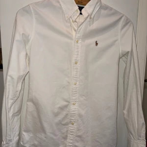 Vit skjorta Ralph Lauren XS - Snygg stilren skjorta som passar till allt. Helt i nyskick. Köparen står för frakt.