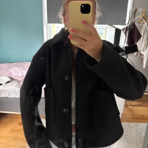 Svart ullkappa med stora knappar -  Säljer min jättefina kappa från lager 157 köpt för 400 kr så säljer ganska billigt. Snabb frakt och pris kan diskuteras. 😇💛