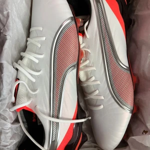 Puma King fotbollsskor vit/röd - Helt nya och oanvända (king ultimate FG/AG) köpta för 2500kr