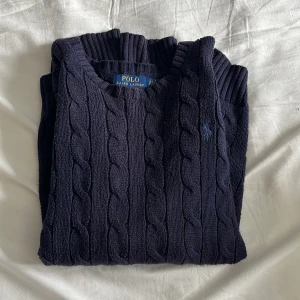 Ralph Lauren tröja (stickad) - Säljer en Ralph Lauren tröja (stickad). Få gånger använd och i bra skick