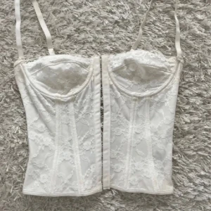 Vit korsett - Superfin vit korsett med stretchig snörning på baksidan, superbra skick! Använd gärna köp nu funktionen 🙌💸
