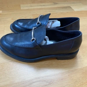 Svarta loafers från Vagabond  - Superfina loafers från vagabond i modell Heidi. I storlek 36. Nypris 1500kr.