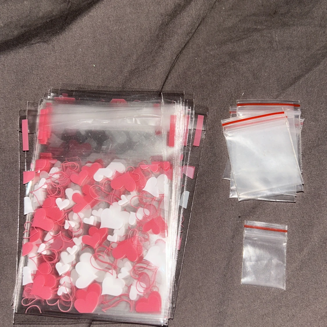 Små plastpåsar med hjärtmönster