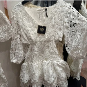 Beige spetsklänning från GD Paris - Superfin kortklänning i beige spets med v-ringning och puffiga trekvartsärmar. Min bild är de tre sista men är samma modell som den första🥰 liknar den från maje super mycket💞