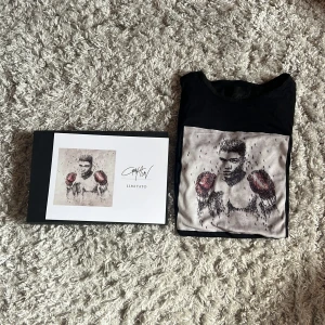 Limitato Tshirt - Säljer denna riktigt snygga T-shirt från Limitato. T-shirten är i storlek S och kommer med original box och kort. Den är i bra skick utan defekter. Bara att skriva över frågor och funderingar.