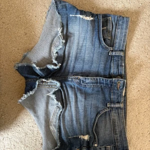 Lågmidjade jeans shorts - Sååå snygga lowwaist jeansshorts från hm. De är korta och perfekta till sommaren.