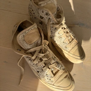 Spets sneakers - Unika beigea sneakers från Candice Cooper i spets. Väldigt välanvända, därav det billiga priset.