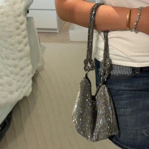Glittrig väska - Säljer denna glittriga väska med rhinestones perfekt för festligare tillfällen💓ej använd!!