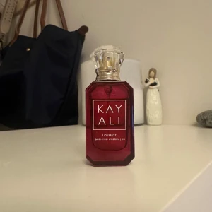 Kayali Lovefest Burning Cherry parfym - Kayali Lovefest Burning Cherry 48 Doften är känd för sina söta och fruktiga körsbärstoner. Lite använd! Nypris 319kr säljer för 200kr