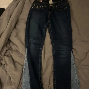 True Religion bootcut jeans - Säljer ett par true religion jeans, tidigare skinnyjeans som har blivit uppsydda så det har blivit mer bootcut nu. Storlek 25 i midjan och är typ 30 i längd.