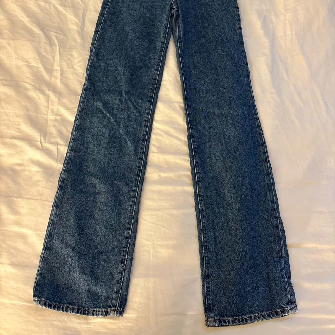 Blå wide jeans från bikbok  - 1