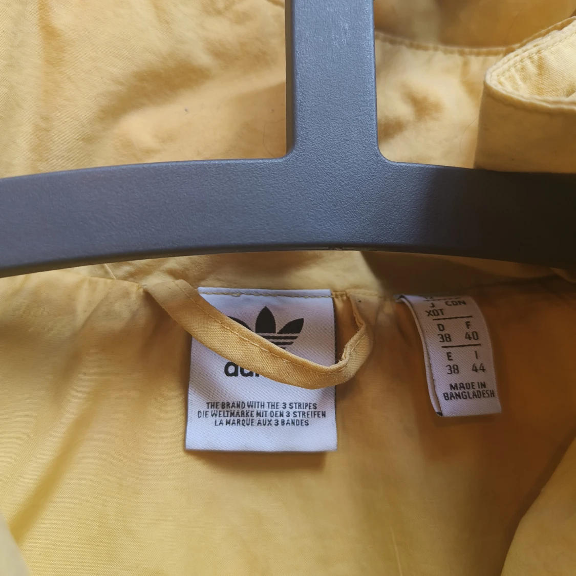 Gul vindjacka från Adidas med huva - 1