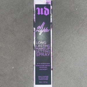 Urban Decay All Nighter Setting Spray - Urban Decay All Nighter Setting Spray, 30 ml. Svart och lila flaska med spraymunstycke och genomskinligt lock. Ger långvarig makeup med lätt känsla och temperaturkontroll. Perfekt för att hålla sminket fräscht hela dagen. Den är helt oöppnad och kommer inte till användning. Eftersom receptet ska ändras tänker jag att någon annan uppskattar den mer än mig. Jag möter gärna upp runt Uddevalla. Annars står köpare för frakt! Spårbar eller icke spårbar väljer köpare själv mvh Evelina💗💗