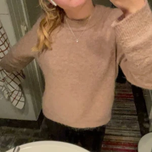 beige stickad tröja från Zara  - tröjan innehåller mohair 😇 supermysig tröja som passar perfekt till hösten ❣️