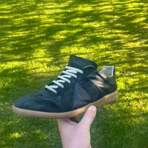 Maison Margiela gats - Mörkblå Maison margiela gats. Skick 7/10. Obs box ingår ej.