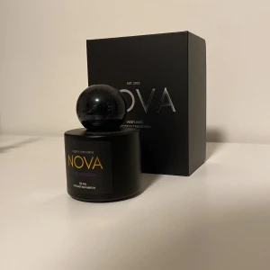 NOVA Scents oud Passion Extrait de Parfum - Säljer en Oud passion från NOVA Scents. Använd en gång så ungefär full flaska. Doften var inte riktigt för mig men den var otroligt lik oud Maracuja så om du är ett fan av den så kommer du gilla denna! Hör av dig vid fler frågor! Pris är inte hugget i sten.