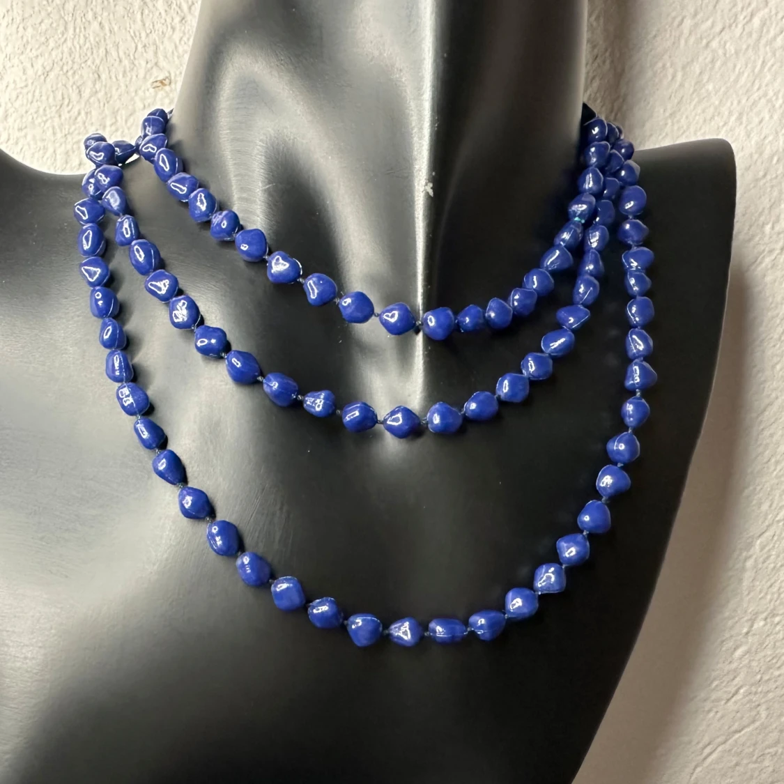 Långt retrohalsband med oregelbundna koboltblå pärlor 130 cm Vintage 70-tal  - 2