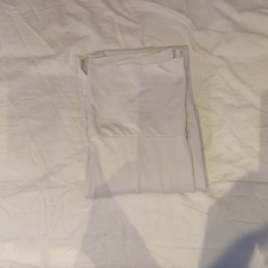 Vita leggings från Gina Tricot - Säljer ett par vita leggings från Gina Tricot i storlek S. Perfekta för en chill och avslappnad stil. Passar dig som gillar basic och bekväma plagg. Pris kan diskuteras 