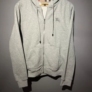 Burberry zip - Burberry zip up hoodie, knappt använd! Inga märken eller fläckar! Storlek M.  Skickas snabbt!