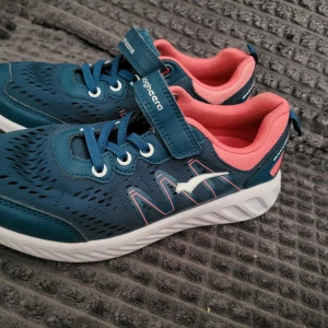 Sportskor Bagheera 35 - Fina sportskor för inomhusbruk.  Perfekt för skolidrotten eller övrig idrott.