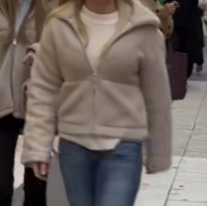 Beige teddyjacka - Säljer min teddyjacka nu eftersom jag vill köpa nytt. Ganska ny, inga fel.💕