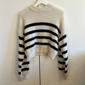 Stickad tröja - Randig stickad tröja från Nelly. Strl XS. Använd fåtal gånger, i väldigt fint skick. Mjuk, sticks inte. Tryck gärna på ”köp”.