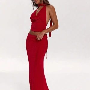 Rött set med långkjol och topp med knytning runt halsen - Rött set med draperad urringning och knytband runt halsen med matchande kjol