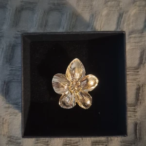 Blomma ring guld  -  GRATIS GÅVA MED VARGE ORDER!! Supertrendig stockholmsstil tjejer, ring silver. Gjord av stål, jag svarar och skickar alltid snabbt!