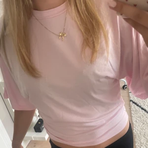 rosa tshirt tight midja  - superfin rosa tshirt aldrig använd 💗 storlek S, kontakta för mer bilder 😚