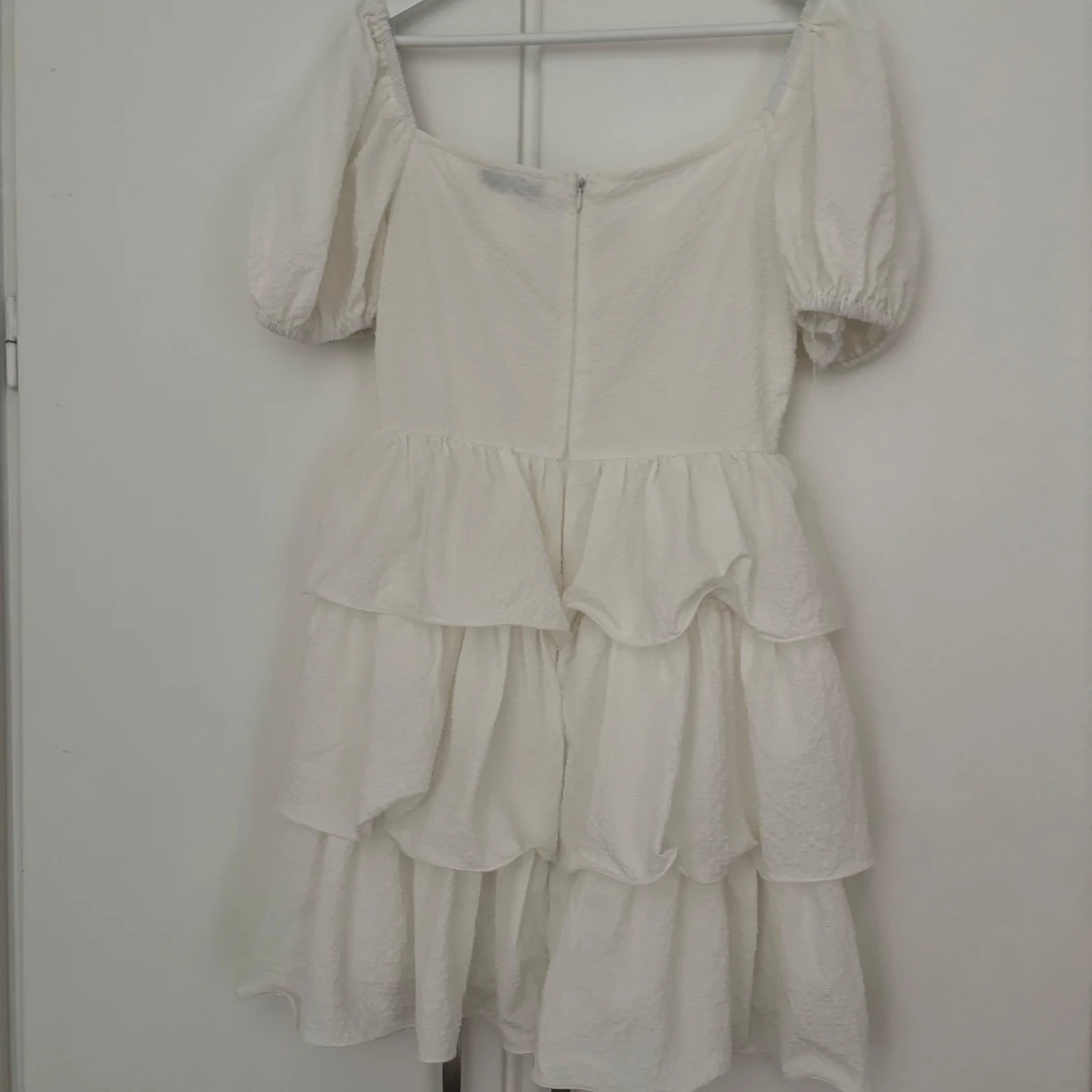 Vit volangklänning från PrettyLittleThing - 2
