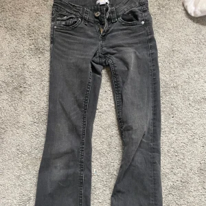 Grå jeans från Gina Tricot, stl 152 - Snygga grå jeans från Gina Tricot i storlek 152. Klassisk femficksmodell med coola detaljer på bakfickorna och knappar. Jeansen har en rak passform och är tillverkade i mjukt denimtyg som är skönt att bära hela dagen. Passar bra för mig som är 160 något försmå.
