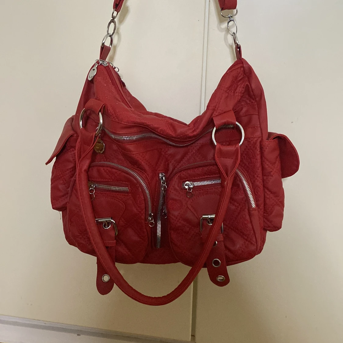 Röd quiltad axelväska med dragkedjor - 1