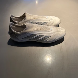 Adidas copa pure 3 elite  - Säljer dessa copa pure 3 elite i ett väldigt bra skick. Skorna är endast använda ca 6 gånger och fungerar precis som nya. Skorna kommer även med tillhörande skopåse.  Storlek 45 1/3. Nypris: 2999kr