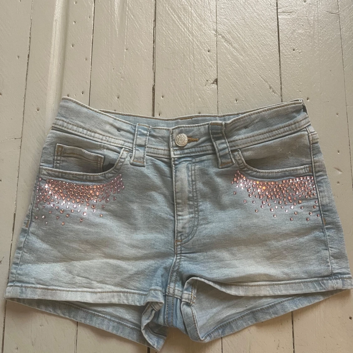 Ljusblå jeansshorts med rosa paljetter