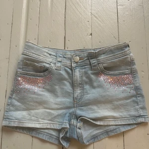Ljusblå jeansshorts med rosa paljetter - Snygga ljusblå jeansshorts med rosa paljettdetaljer💞