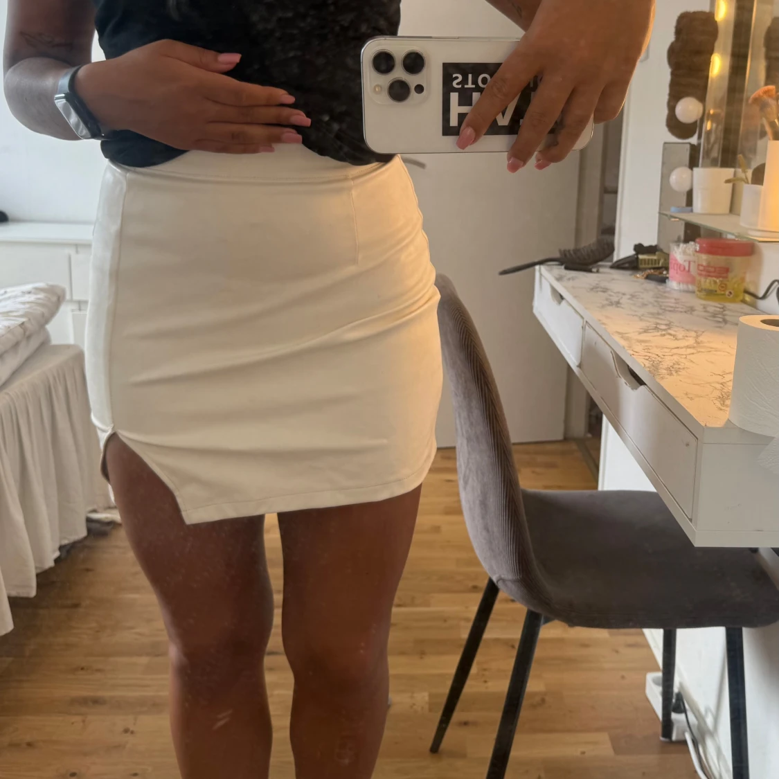 Vit kort kjol i skinnimitation