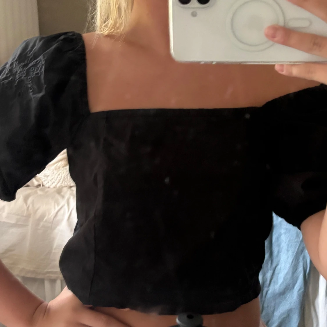 Svart croppad blus med puffärm - 1