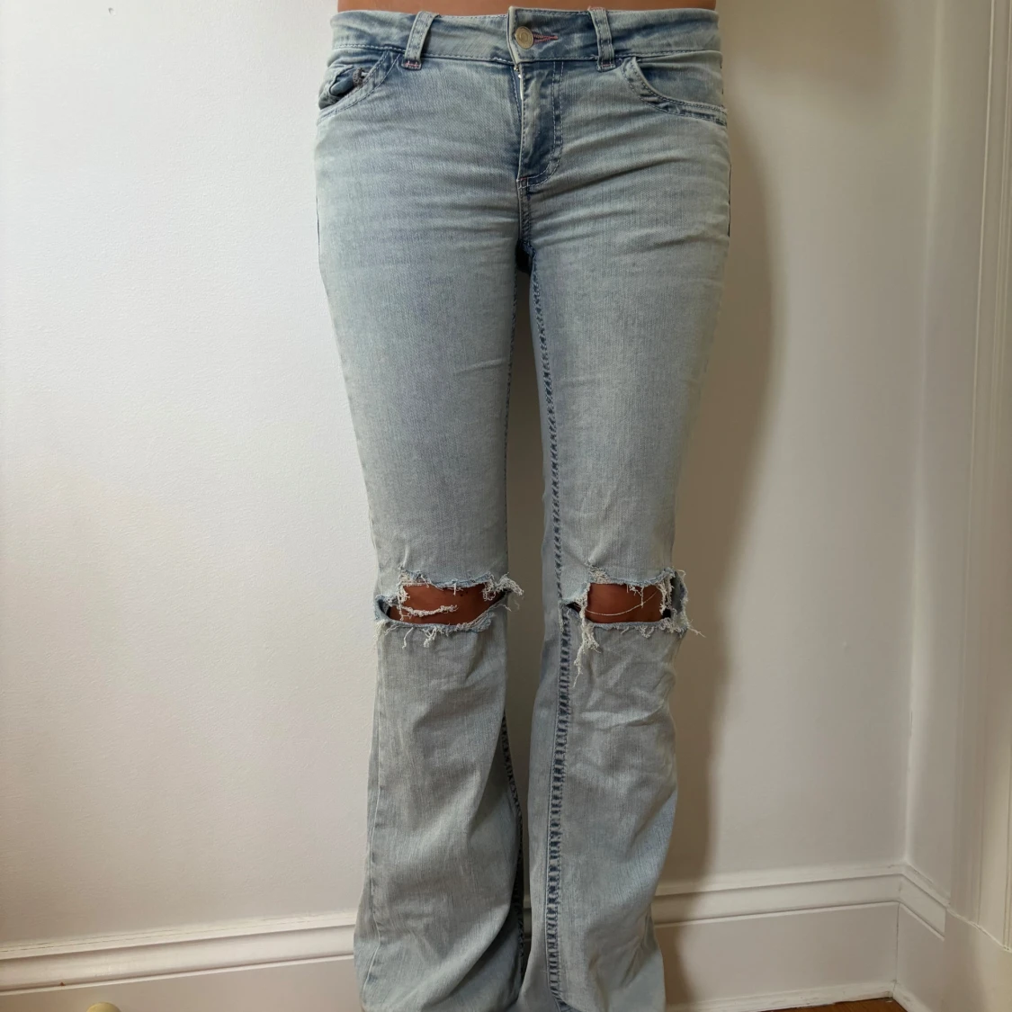 Nelly Ljusblå bootcut jeans med slitningar