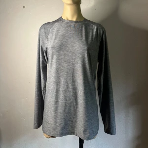 Grå långärmad träningströja från Bagheera Funktionsmaterial Stl S Herr Fint skick  -  Långärmad träningströja från Bagheera i herrstorlek S. Sydd i ett lätt, andningsbart funktionsmaterial som transporterar bort fukt och håller dig bekväm under aktivitet. Perfekt för löpning, gym eller som baslager vid friluftsliv. Färg: melerad grå. Inköpt second hand, sparsamt använd och i bra skick.  Prutning accepteras inte, men jag erbjuder rabatt vid köp av flera plagg. Jag rensar garderoben – passa på att 